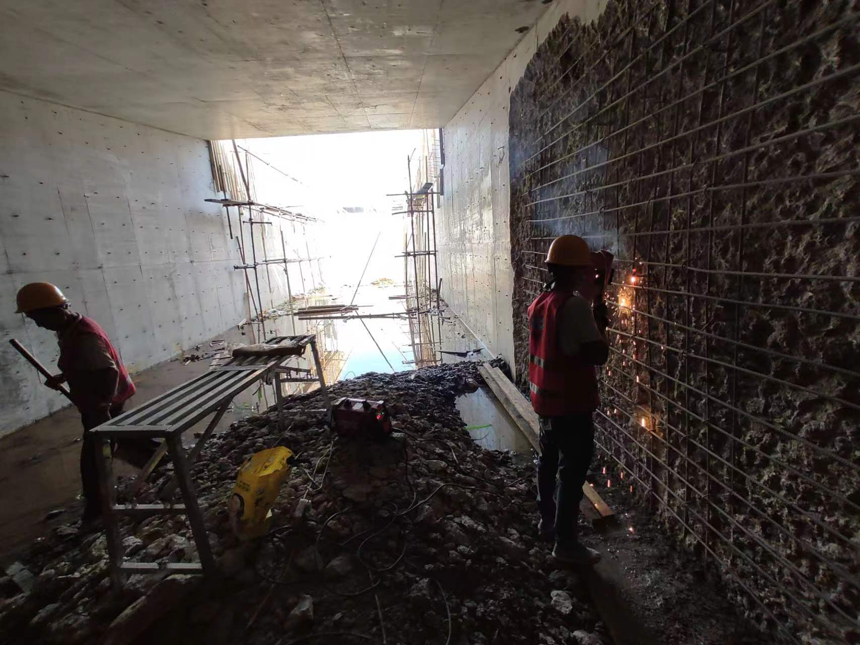 咸宁挖断承重墙导致楼体开裂，加固施工方案出炉